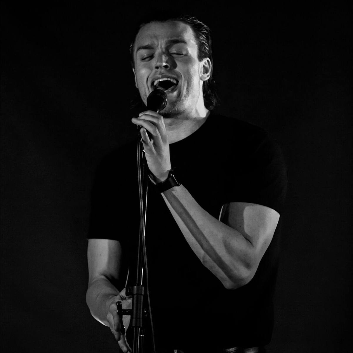 Haydan Hawkins singing live, black and white